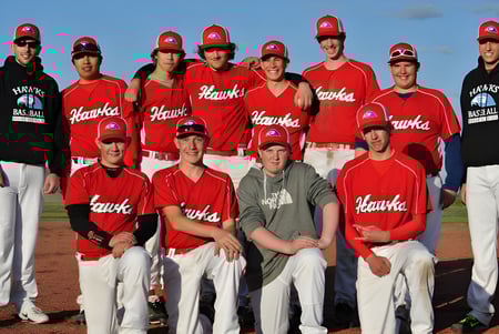 Schüler der F.P. Walshe School stehen in Baseballuniformen gemeinsam auf dem Spielfeld.