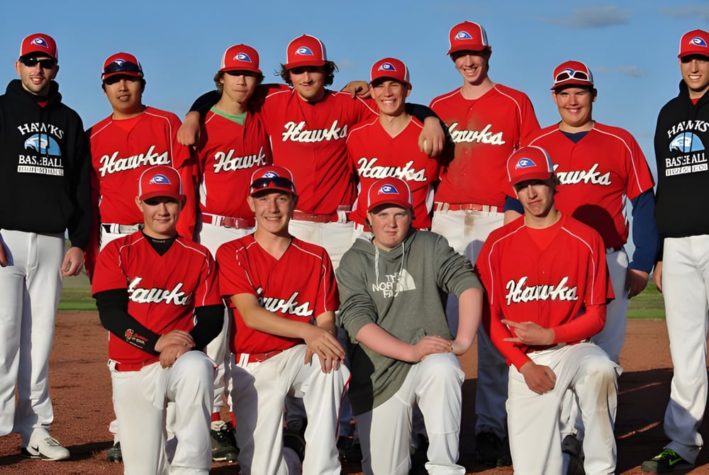 Schüler der F.P. Walshe School stehen in Baseballuniformen gemeinsam auf dem Spielfeld.