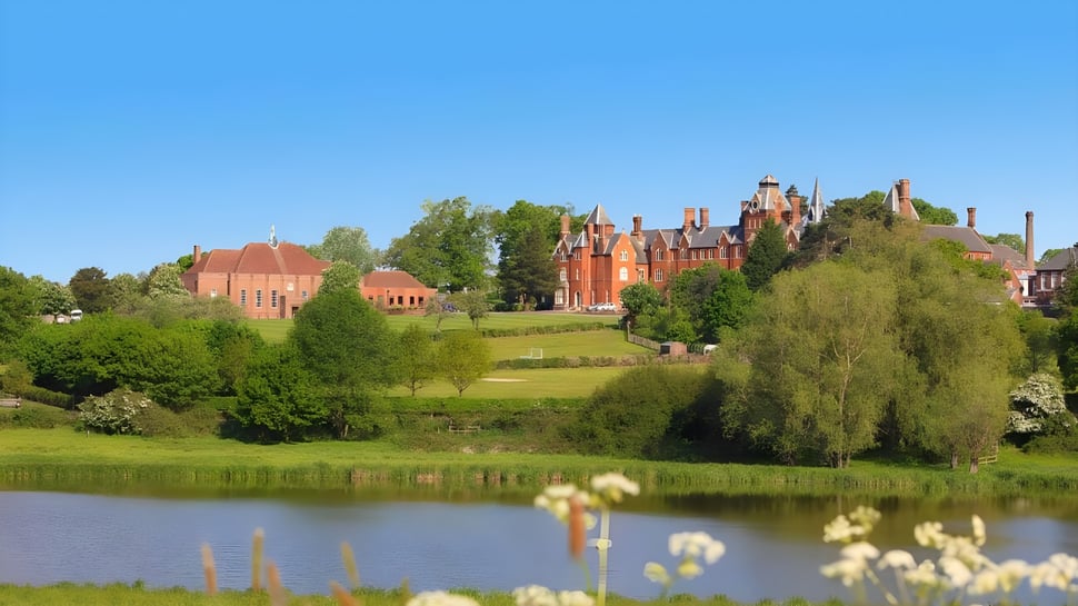 Das Schloss auf dem Gelände des Framlingham College ist von einem ruhigen Teich und viel Grün umgeben.