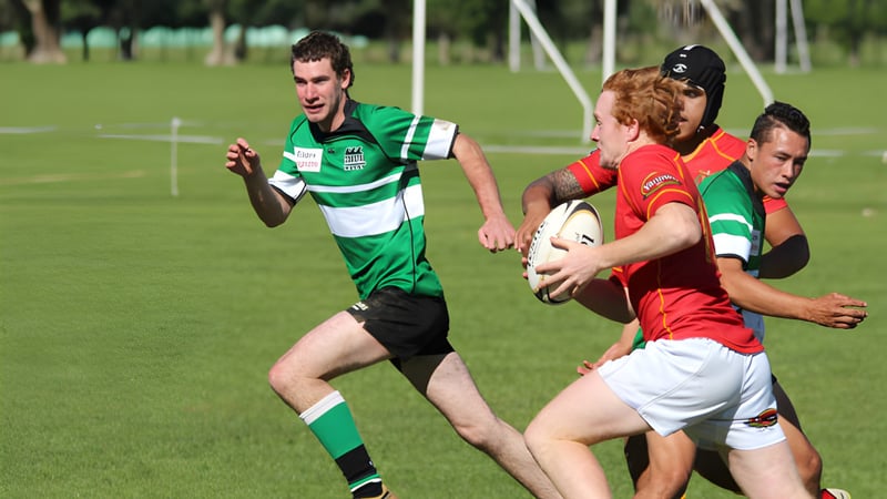Zwei Rugby-Spieler auf dem Spielfeld des Francis Douglas Memorial College sind in einem Zweikampf bei einem Spiel zu sehen.