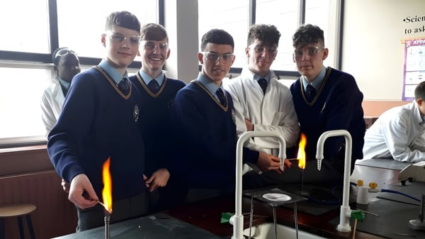 Eine Gruppe Schüler in Schuluniformen steht zusammen im Schulgebäude des Franciscan College Gormanston.
