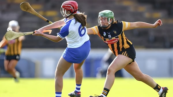 Zwei Schülerinnen des Franciscan College Gormanston spielen in unterschiedlichen Sportuniformen ein Wettkampfspiel auf dem Sportfeld.