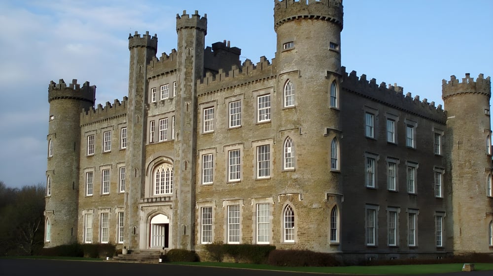 Das mittelalterlich anmutende Schloss auf dem Campus des Franciscan College Gormanston ist von viel Grün umgeben.