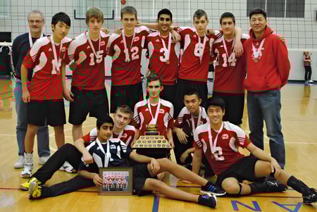 Eine Gruppe von Schülern der Fraser Heights Secondary School posiert mit einem Pokal in einer Sporthalle.