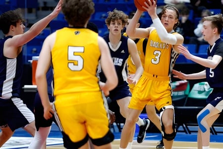 Schüler spielen ein Basketballspiel während eines Wettkampfs auf dem Sportplatz der Fredericton High School.