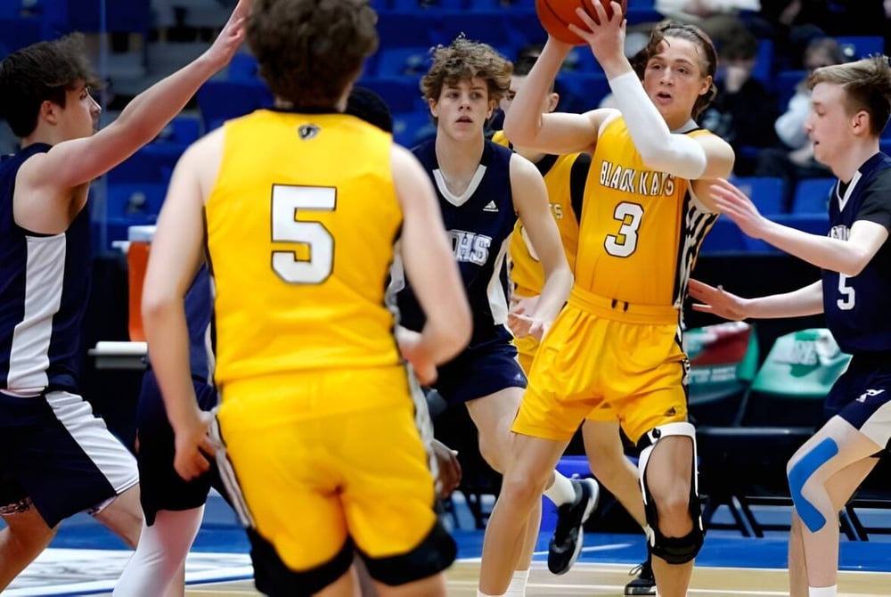 Schüler spielen ein Basketballspiel während eines Wettkampfs auf dem Sportplatz der Fredericton High School.