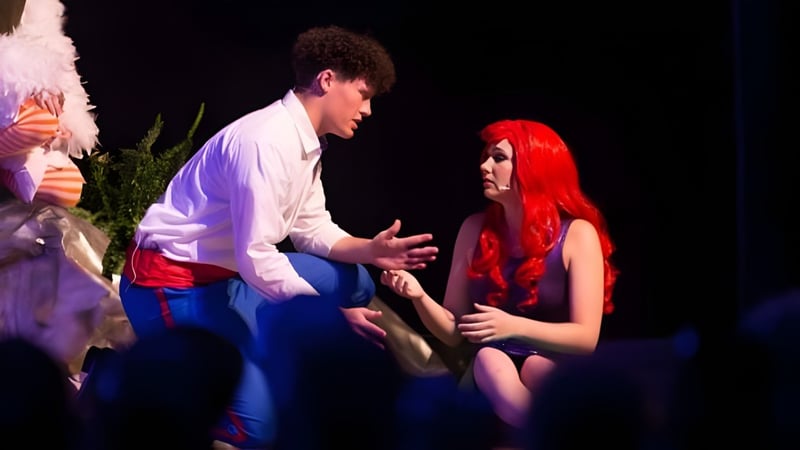 Ein Paar sitzt zusammen in gedämpftem Licht auf dem Campus der Freedom Christian Academy.