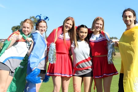 Eine Gruppe junger Frauen trägt traditionelle, bunte Kleider auf dem Gelände des Fremantle College.