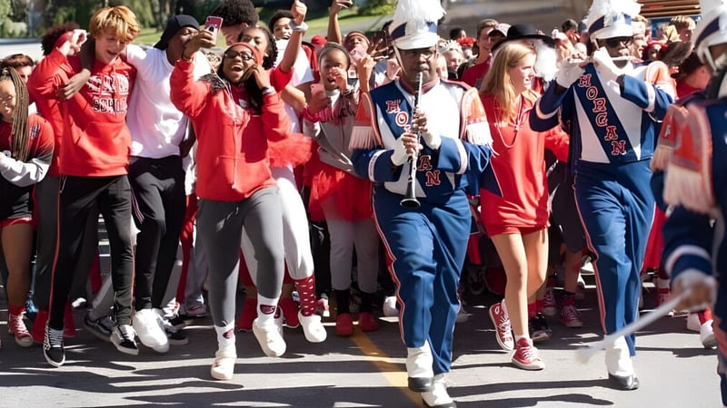 Eine Gruppe Schüler der Friends School of Baltimore nimmt an einer Parade teil und trägt überwiegend rot-weiße Kleidung.