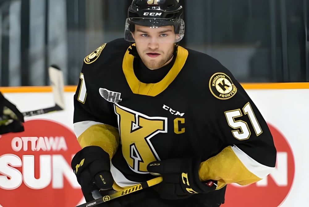 Ein Hockeyspieler in schwarzer und gelber Uniform auf dem Eis der Frontenac Secondary School.