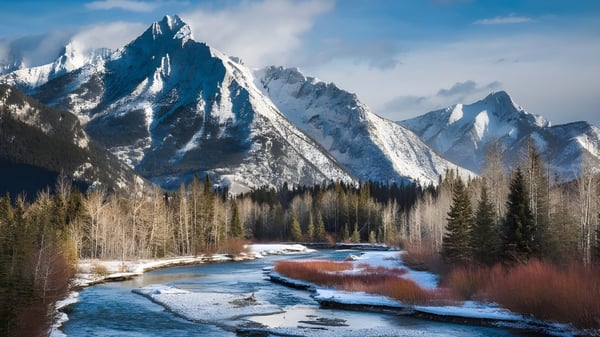 Eine ruhige Berglandschaft mit einem gewundenen Fluss und schneebedeckten Gipfeln nahe der Frontenac Secondary School.