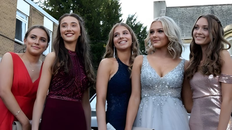 Fünf Schülerinnen der Fulneck School posieren gemeinsam vor einem Backsteingebäude im Freien.