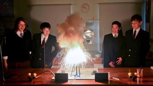 Schüler der Fyling Hall School führen ein Experiment mit kleinem Feuerwerk an einem Tisch durch.
