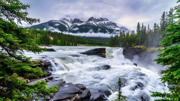 Naturlandschaft mit Wasserfall und Bergen in der Nähe der Gananoque Secondary School.