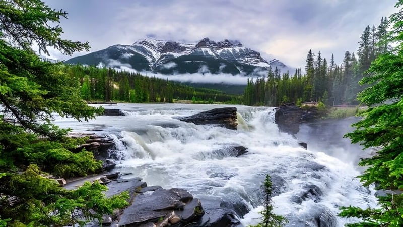 Naturlandschaft mit Wasserfall und Bergen in der Nähe der Gananoque Secondary School.