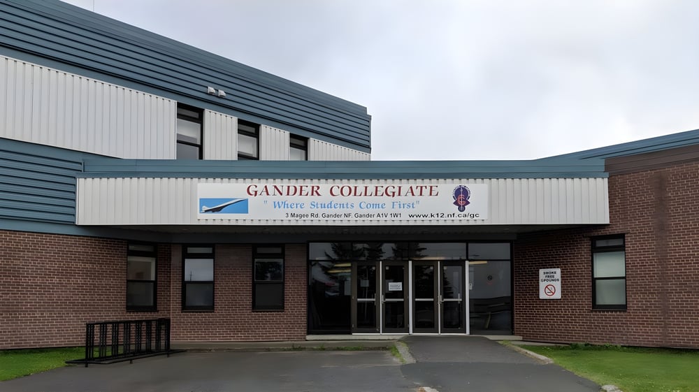 Das Gebäude von Gander Collegiate mit gläsernem Eingang und Ziegel- sowie Fassadenverkleidung ist von außen zu sehen.