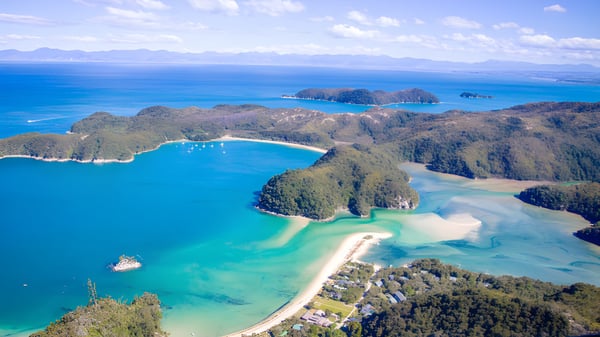 Luftaufnahme einer tropischen Insel mit kristallklarem Wasser und Strand, nahe dem Garin College.