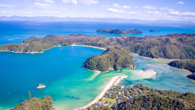 Luftaufnahme einer tropischen Insel mit üppigen Wäldern und türkisfarbenem Wasser nahe dem Garin College.