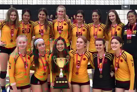 Eine Gruppe junger Athletinnen der Garth Webb Secondary School posiert mit einer Trophäe vor einer gefliesten Wand.