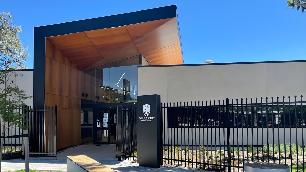Das moderne Gebäude des Gawler and District College mit Holzbalkon und Metallzaun bei klarem Himmel.