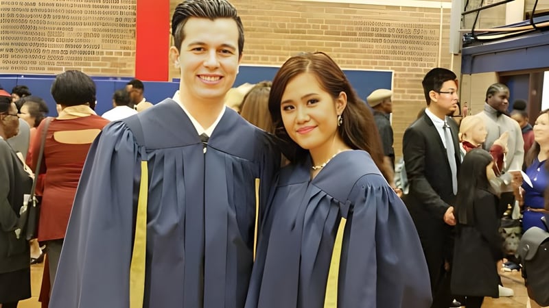 Zwei Absolventen in Talaren stehen gemeinsam bei der Abschlussfeier des George Harvey Collegiate Institute.