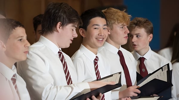 Eine Gruppe von Schülern in Schuluniformen führt eine Aktivität auf dem Campus des George Watson’s College durch.