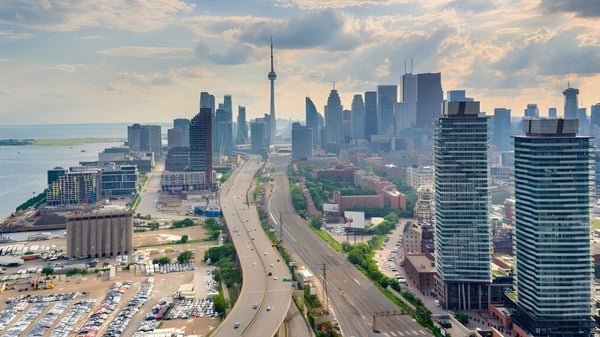 Eine lebhafte Stadtansicht mit Wolkenkratzern und Strand unter bewölktem Himmel ohne direkten Bezug zur Georges Vanier Secondary School.