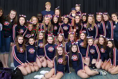 Eine Gruppe junger Sportlerinnen posiert als Cheerleader-Team auf dem Campus der Georgetown District High School.