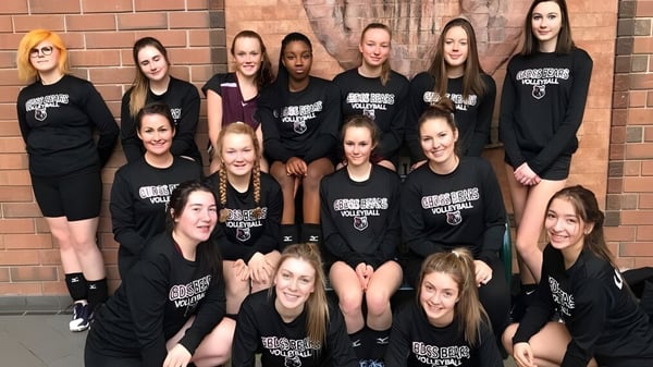 Eine Gruppe Schülerinnen posiert vor einer Backsteinmauer auf dem Gelände der Georgian Bay District Secondary School.