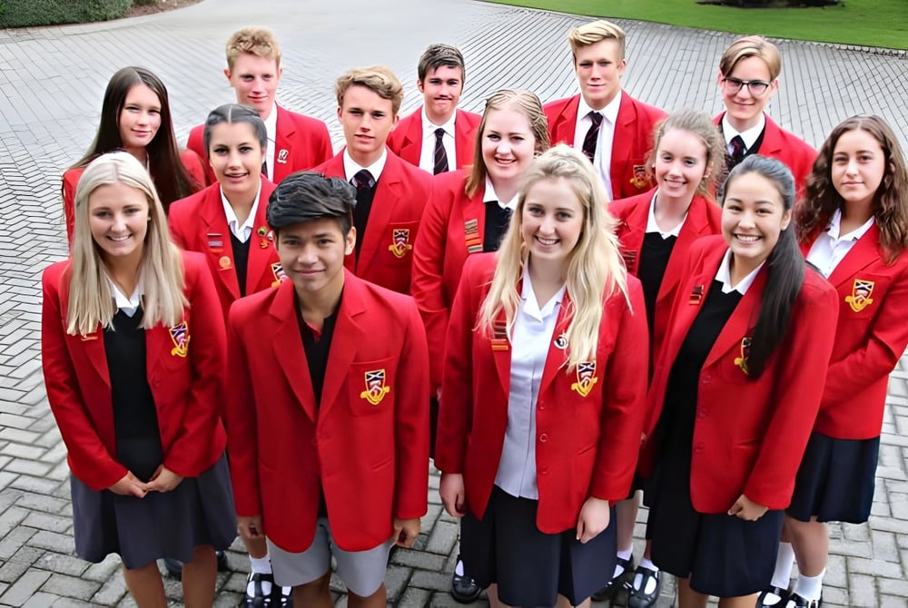 Eine Gruppe von Schülern der Geraldine High School steht auf einem gepflasterten Weg umgeben von Grünfläche.