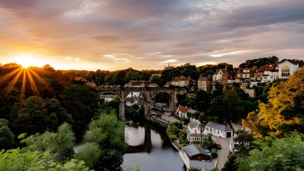 Sonnenuntergang über der Tal-Landschaft nahe der Giggleswick School mit Fluss und Wald.