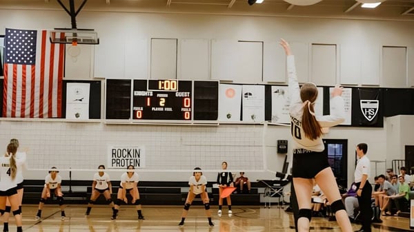 Schüler spielen Volleyball in der Sporthalle der Gilbert Christian Schools während eines Spiels.