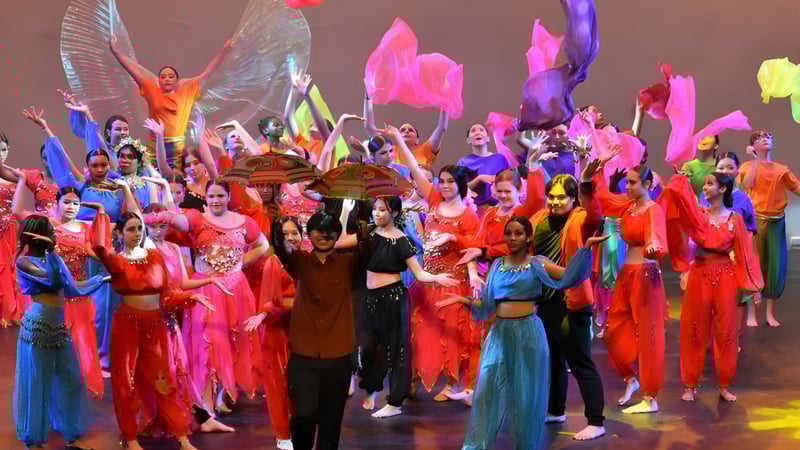 Schüler der Girrawheen Senior High School feiern bunt verkleidet und tragen farbenfrohe Masken bei einem Faschingsfest.