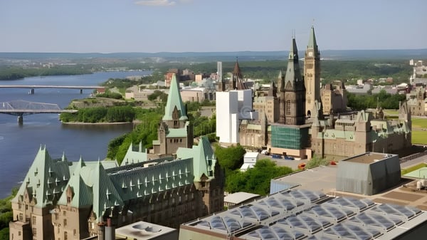 Blick auf eine Stadt mit moderner und historischer Architektur in der Umgebung der École secondaire publique Gisèle-Lalonde.