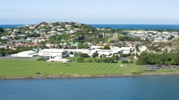 Blick auf die Küstenstadt mit grünem Feld und Meer im Hintergrund nahe der Gisborne Girls' High School.