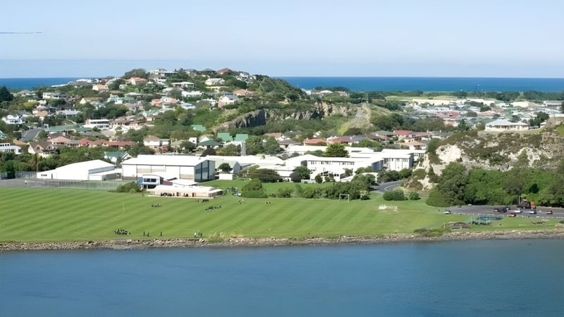 Blick auf die Küstenstadt mit grünem Feld und Meer im Hintergrund nahe der Gisborne Girls' High School.
