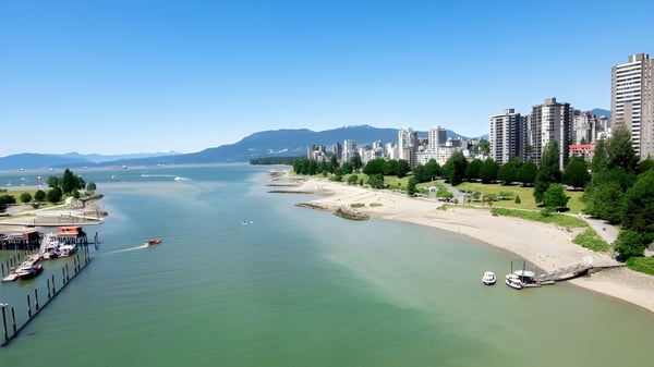 Blick auf die Küstenstadt mit Hochhäusern und Hafenpanorama nahe der Gladstone Secondary School.