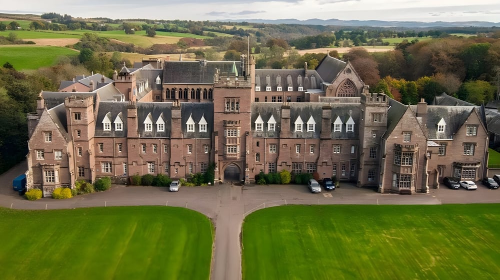 Das historische Schloss des Glenalmond College steht inmitten einer weitläufigen, gepflegten Gartenlandschaft.