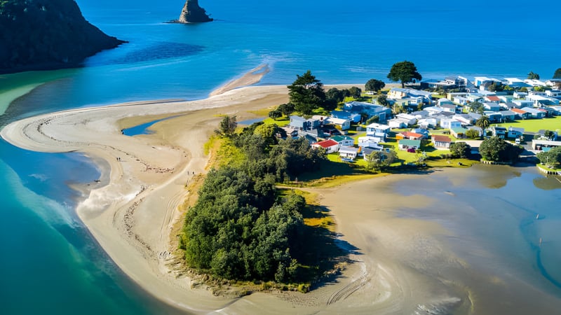 Eine malerische Küstenstadt mit grünen Hügeln und türkisfarbenem Wasser nahe dem Glenfield College.