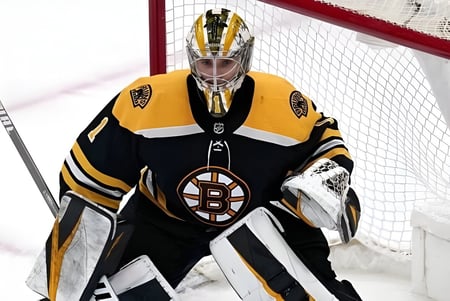 Ein Hockey-Torwart in gelb schwarzer Uniform steht vor dem roten Tor auf dem Spielfeld des Goderich District Collegiate Institute.