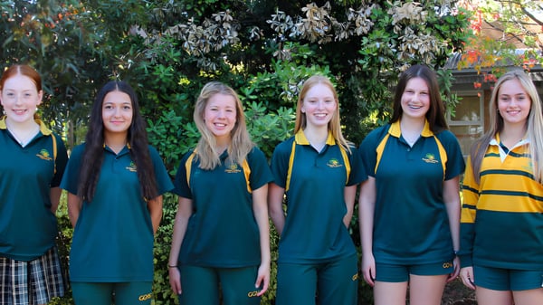 Eine Gruppe von sechs Schülerinnen der Golden Grove High School steht in grüner Umgebung zusammen.