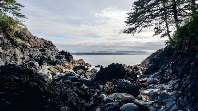 Felsige Küste mit steilen Klippen und Meer im Hintergrund nahe der Golden Secondary School.