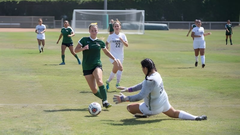 Schüler des Golden West College spielen ein Fußballspiel auf dem Sportplatz mit aktivem Zweikampf zwischen zwei Spielern.
