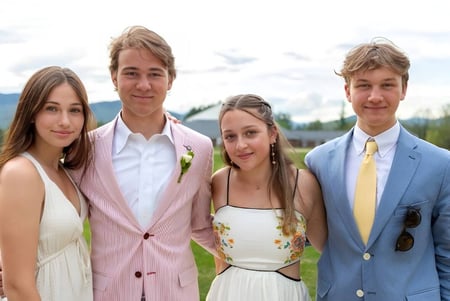 Eine Gruppe von vier Schülern der Gould Academy posiert im Freien vor Bergen und Bäumen.