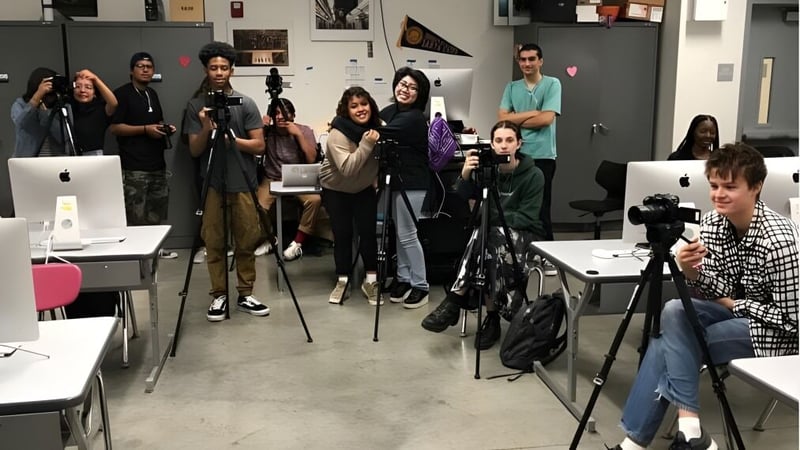 Schüler der Grand Arts Ramon C. Cortines School of Visual and Performing Arts arbeiten mit Kameras im Fotostudio.