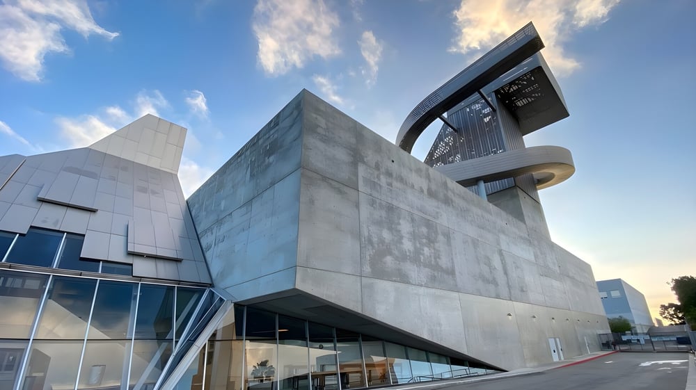 Das moderne Gebäude der Grand Arts - Ramon C. Cortines School of Visual and Performing Arts mit großen Glasfenstern ist von zeitgenössischer Architektur umgeben.