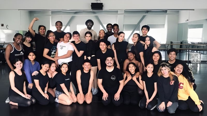 Schülerinnen und Schüler der Grand Arts - Ramon C. Cortines School of Visual and Performing Arts posieren in einem Tanzstudio für ein Gruppenfoto.