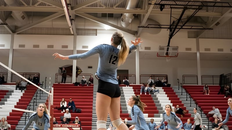 Ein Schüler der Grand Rapids Christian High School springt zum Volleyball-Spike in der Sporthalle.