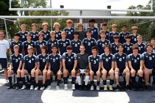 Schüler der Grandview Heights Secondary School posieren gemeinsam vor einem Fußballtor auf einem Spielfeld.