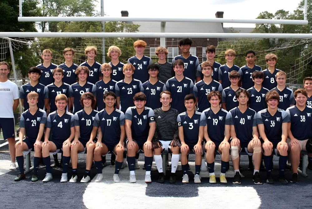 Schüler der Grandview Heights Secondary School posieren gemeinsam vor einem Fußballtor auf einem Spielfeld.